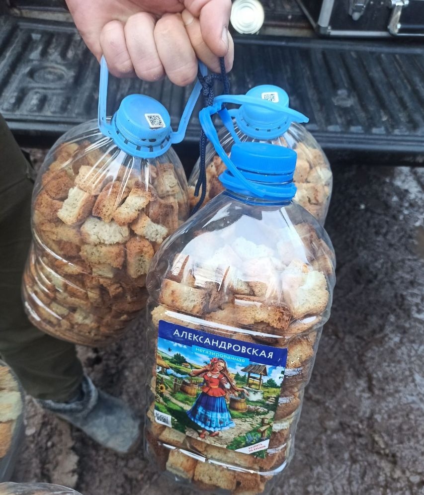 “Tasty gifts” (dried bread rusks) handed to Russian army units in occupied Donbas by volunteers