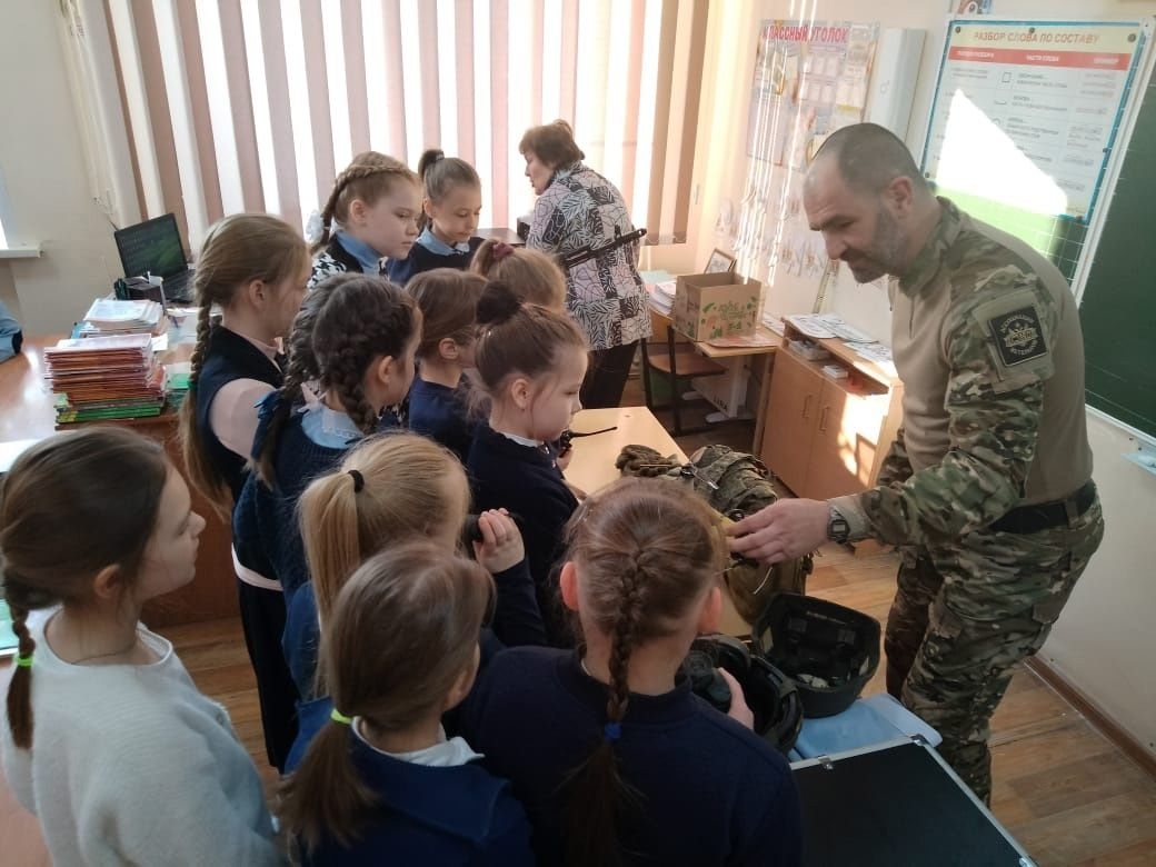 At School No. 30 in Tambov, a participant in the so-called “special military operation” spoke to third graders.