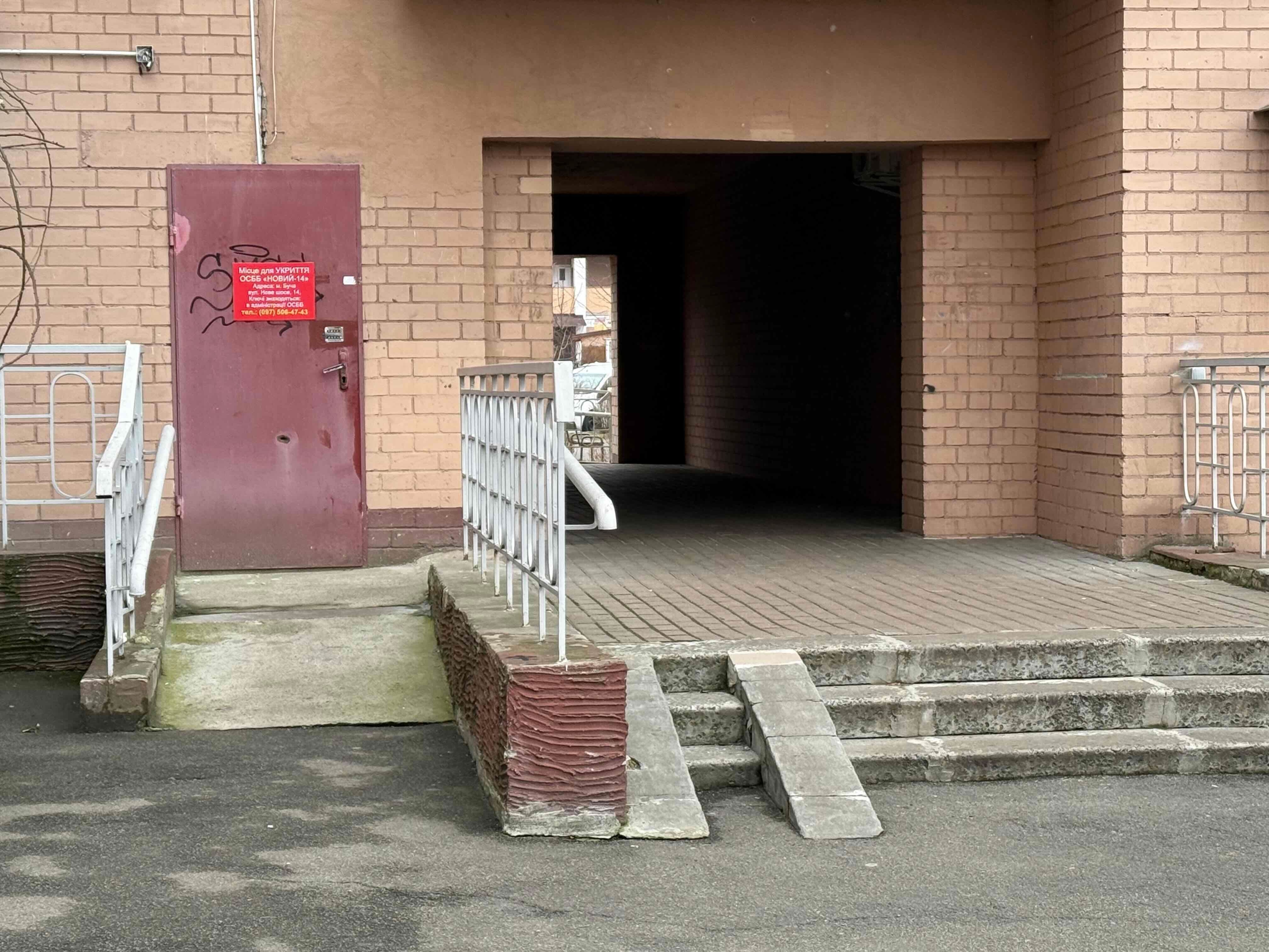 Entrance to the basement where Dmytro Hapchenko was held on the night of March 15-16, 2022.