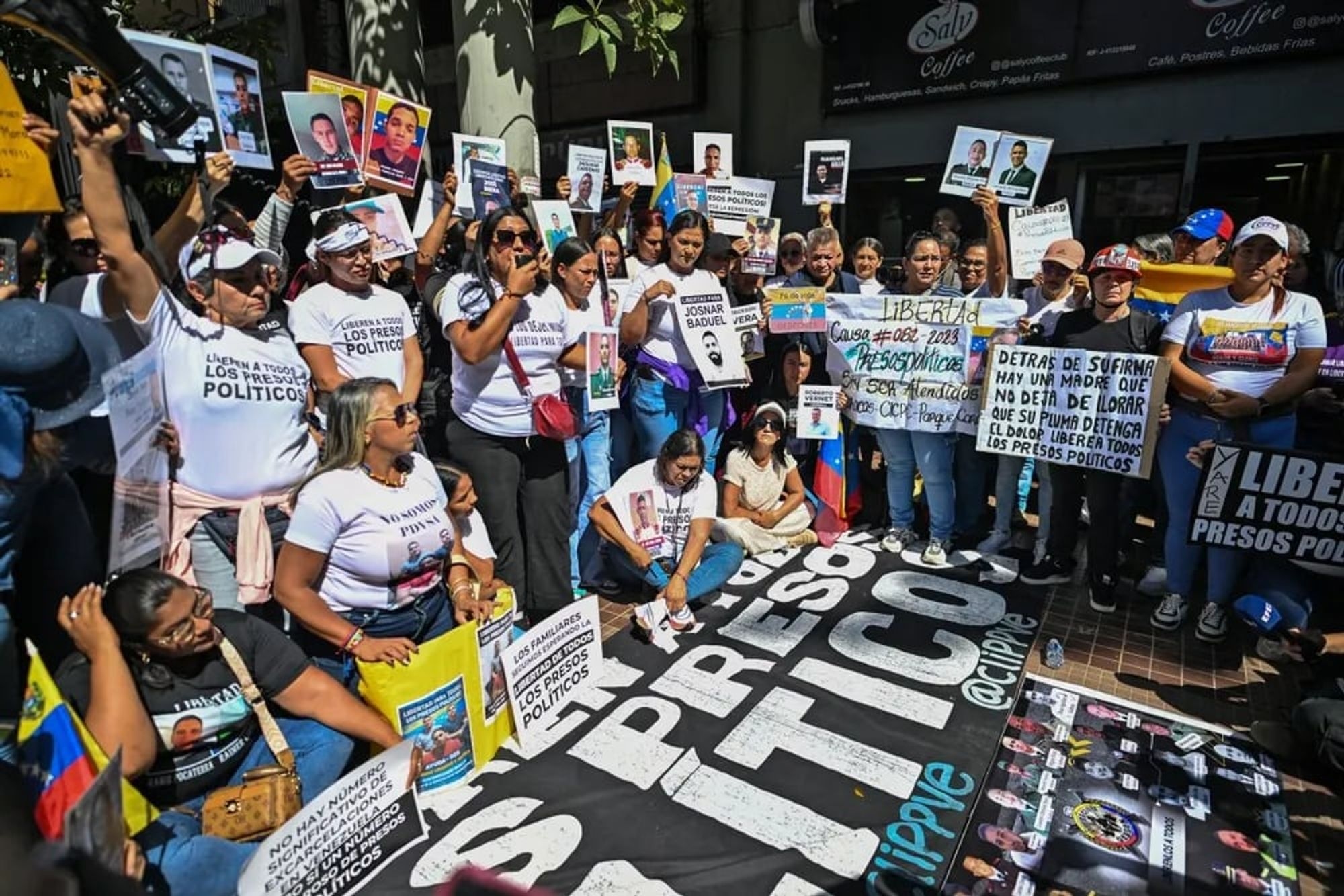 Protesting relatives of political prisoners