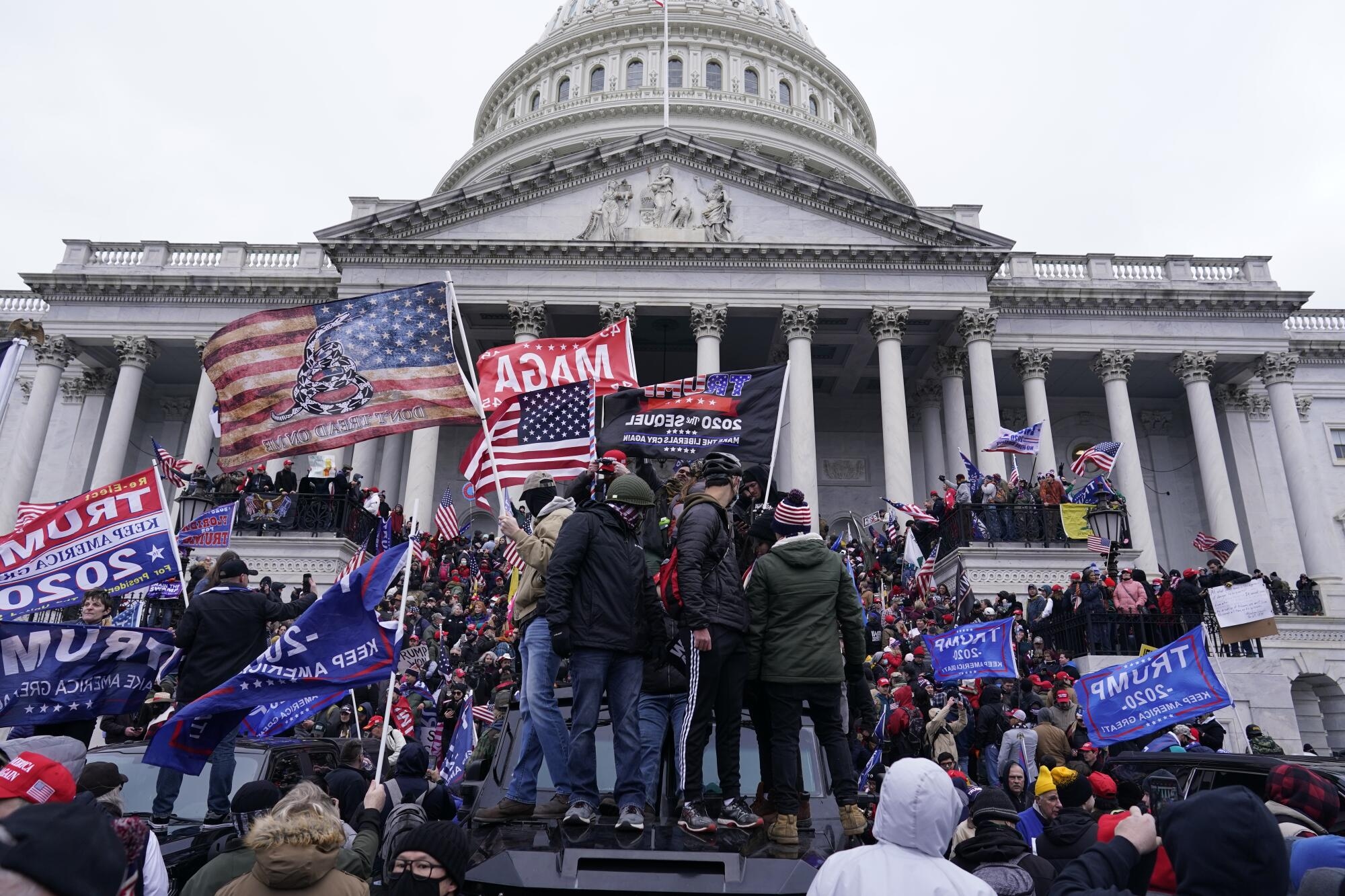 Штурм Капитолия сторонниками Дональда Трампа, январь 2021. Фото: Kent Nishimura / Los Angeles Times