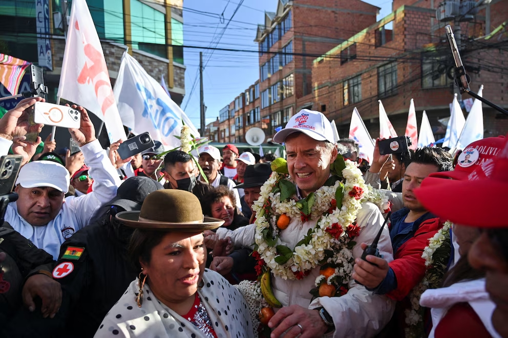 Presidential candidate Jorge Quiroga with his supporters in El Alto, Bolivia, on Sept. 12, 2025. Photo: Claudia Morales / Reuters