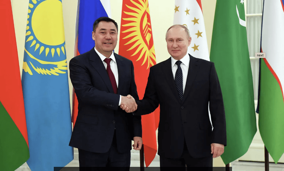Президент Кыргызстана Садыр Жапаров с главой России Владимиром Путиным