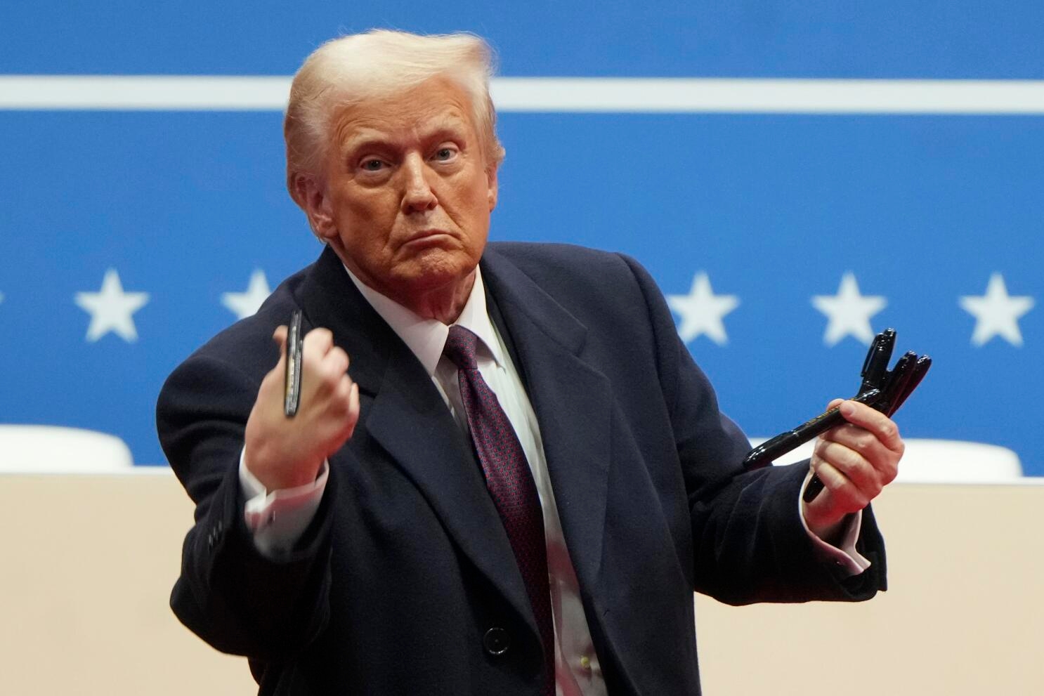 Трамп устроил шоу, бросая в толпу авторучки, которыми подписывал первые указы