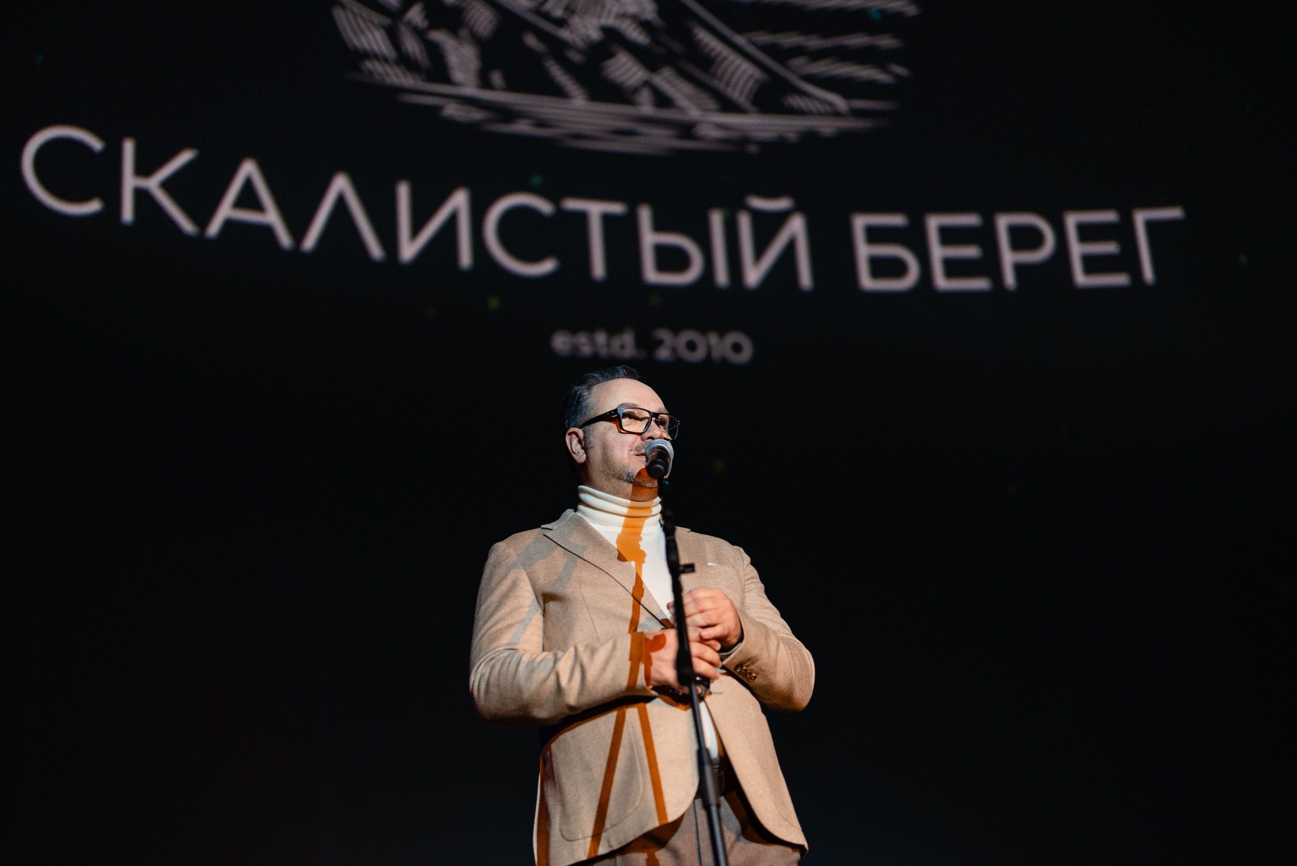 Anatoly Korneev giving a presentation of Dmitry Medvedev’s winery at the Moscow Planetarium