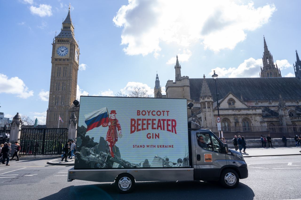 Баннер кампании BoycottRussia с призывом бойкотировать Beefeater в Лондоне