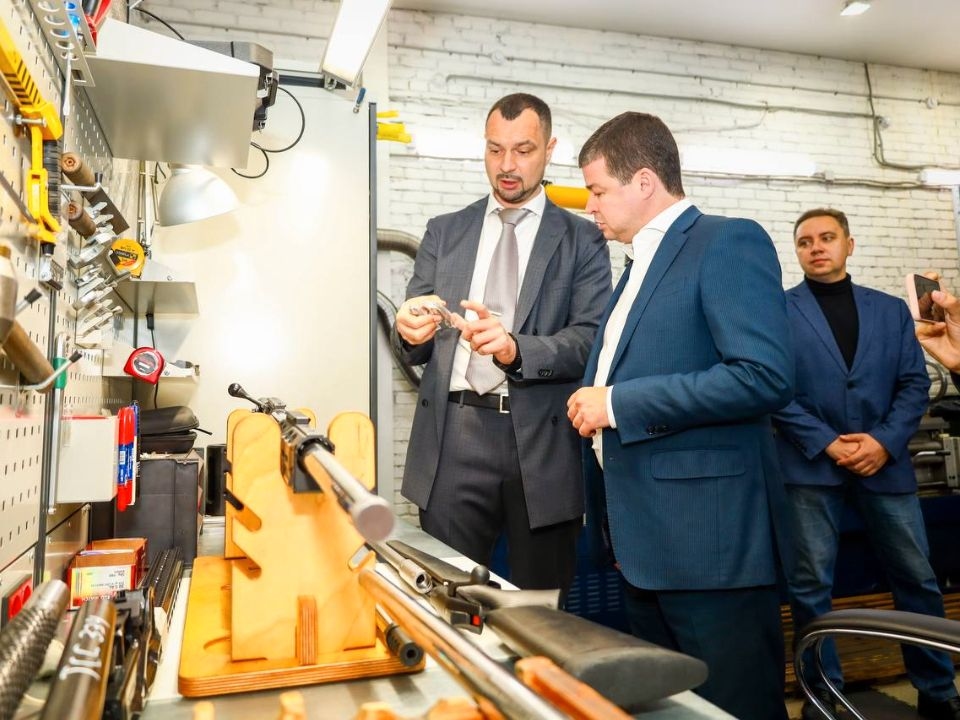 Vladimir Grebenyuk (left) with Ramenskoye District Head Eduard Malyshev at the Tactical Sniper Systems LLC workshop