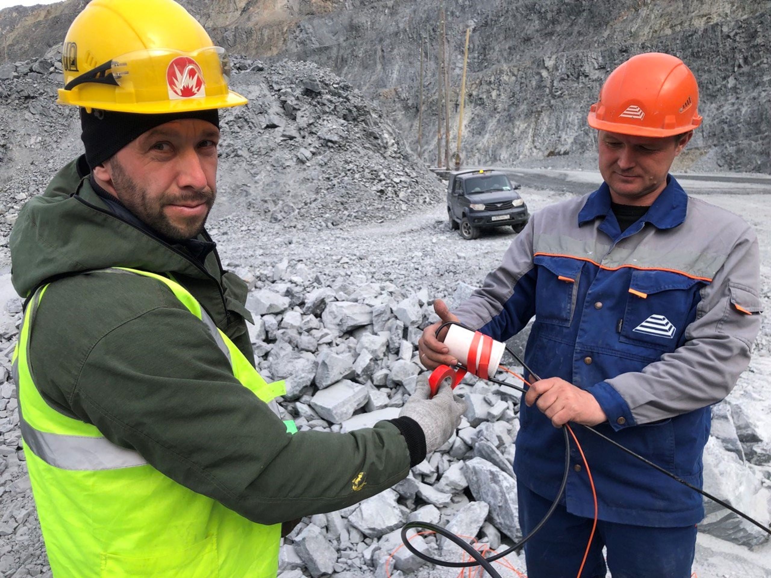 Employees of the Mining Institute and Gorevsky Mining and Processing Plant JSC measure the detonation velocity of Rioflex produced by YUII-Sibir LLC. May 2023.