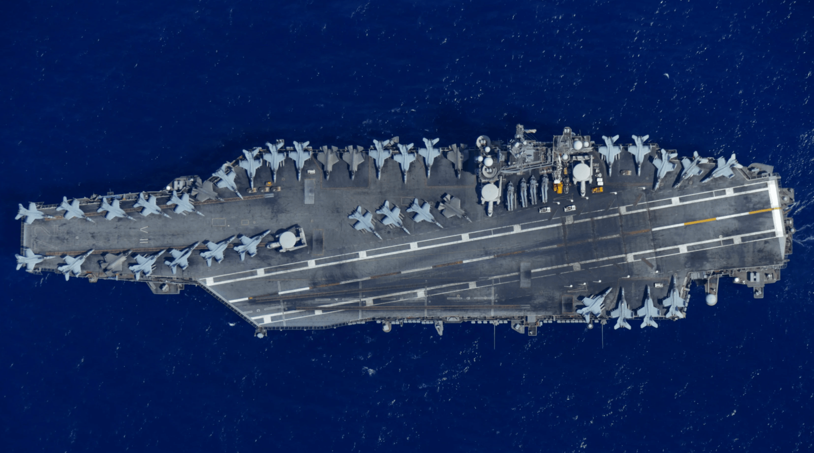 Вид сверху на американский авианосец USS Abraham Lincoln (CVN-72), 28 июля 2022 года