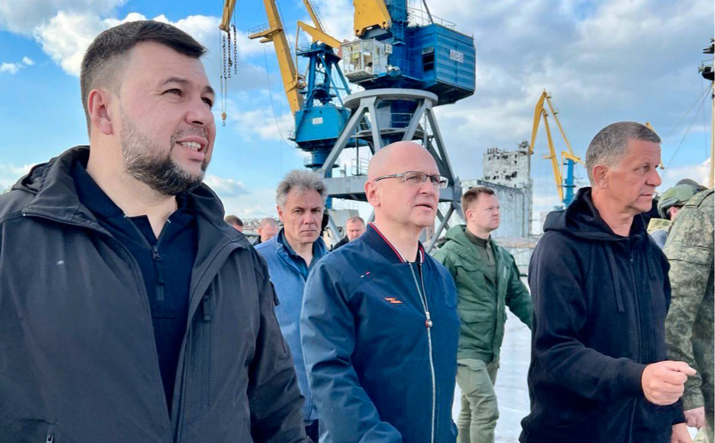 Kiriyenko in Mariupol (center)