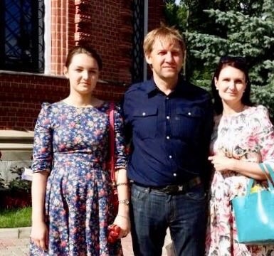 Супруги со старшей дочерью