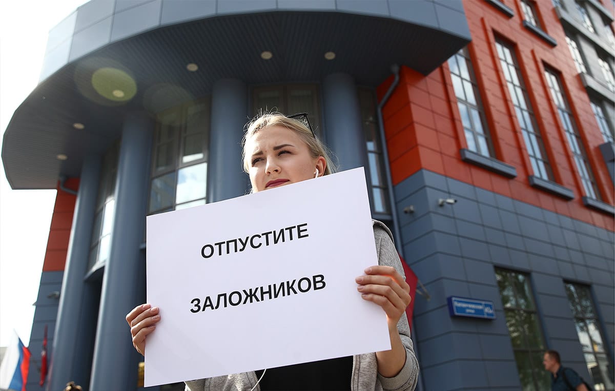 «Семьи изменников должны быть немедленно арестованы». Как в России возрождают советскую традицию брать заложников