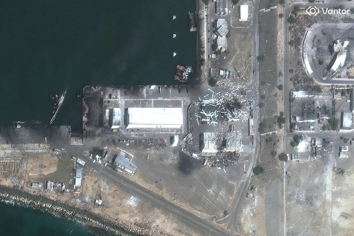 Фото: последствия удара по порту в Конараке, Иран, 1 марта 2026 года / Bloomberg / Vantor
