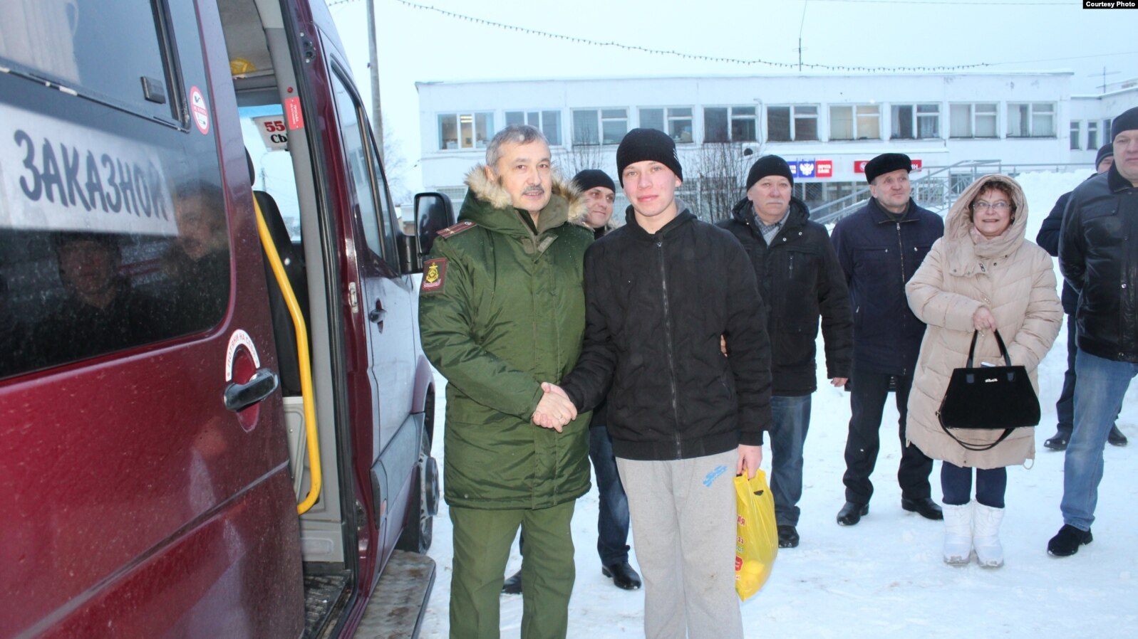 Военком Беляев провожает в армию Александра Тутринова