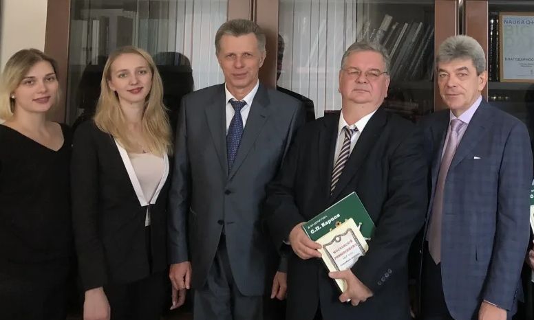 SVR press bureau chief Sergey Guskov (middle)
